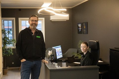 Øyvind og Beathe i de nye lokalene til Feste