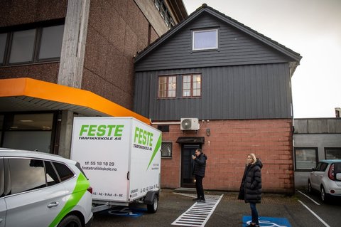 Beathe og Øyvind utenfor nye lokaler