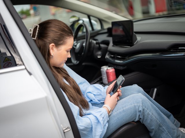 Elev hos Feste som ser på mobilen