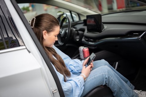Elev hos Feste som ser på mobilen