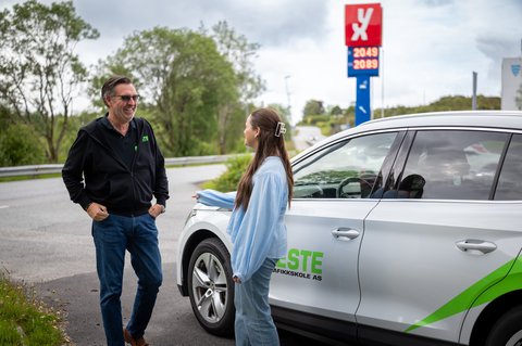 Øyvind snakker med elev utenfor bilen