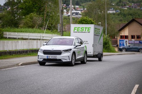 Personbil med tilhenger i trafikken