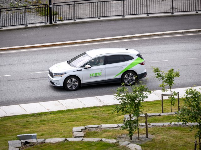 Feste personbil i trafikken