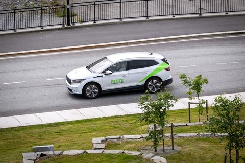 Feste personbil i trafikken