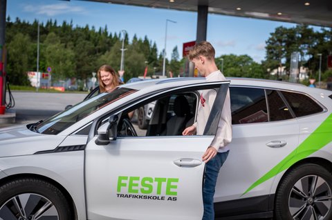 Siv og elev på vei inn i bil