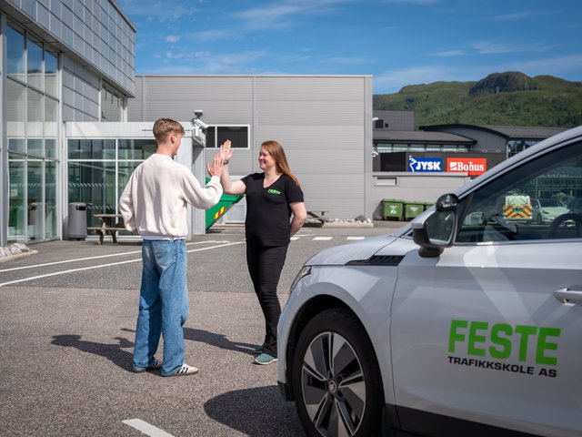 High five mellom Siv og elev utenfor Statens vegvesen