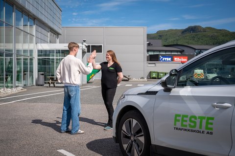 High five mellom Siv og elev utenfor Statens vegvesen
