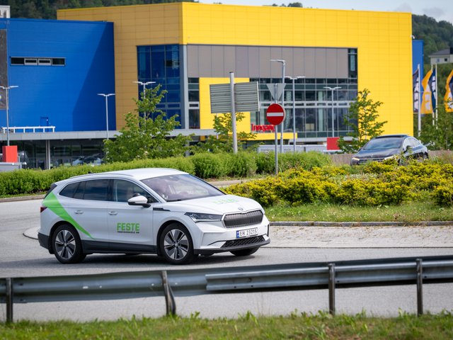 Feste bil i rundkjøring ved Ikea åsane