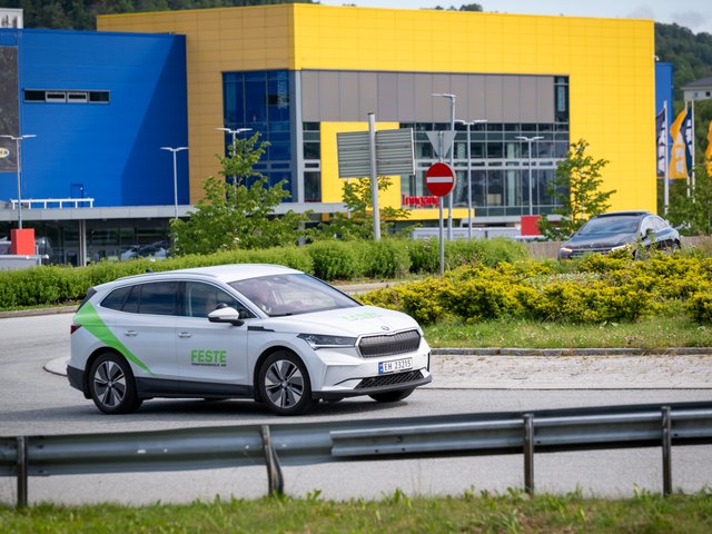 Feste bil i rundkjøring ved Ikea åsane
