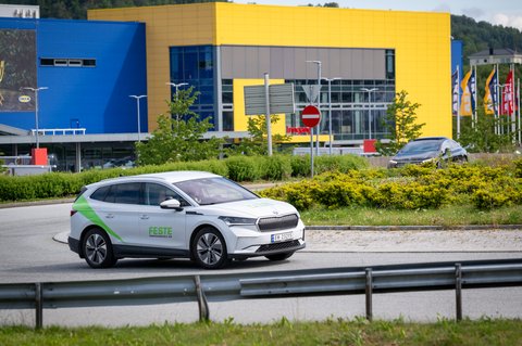 Feste bil i rundkjøring ved Ikea åsane