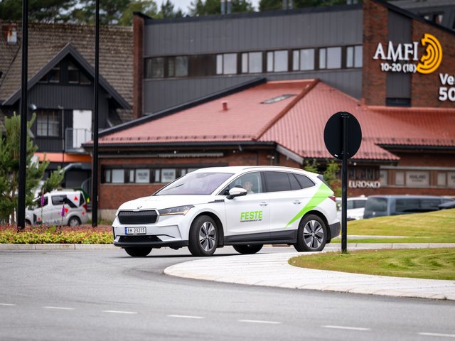 Feste bil i rundkjøring ved Amfi Knarvik