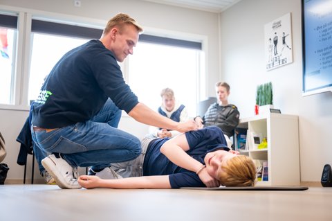Trafikklærer underviser førstehjelpskurs
