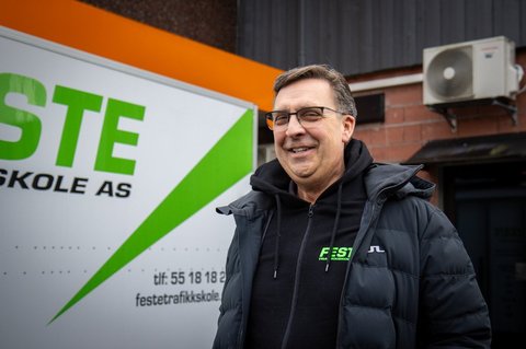 Øyvind utenfor nytt lokale