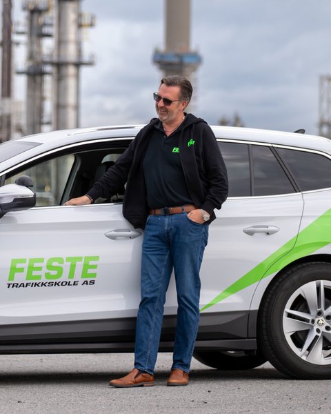 Øyvind ved bil