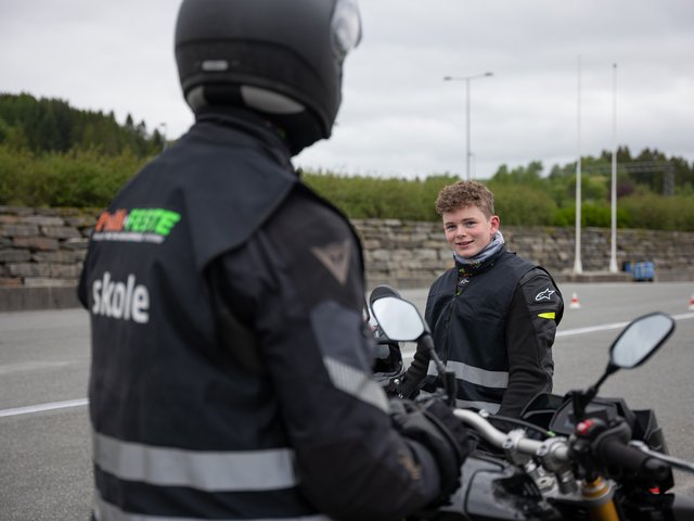 Trafikklærer og elev på motorsykkel