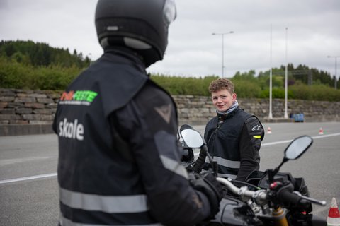 Trafikklærer og elev på motorsykkel