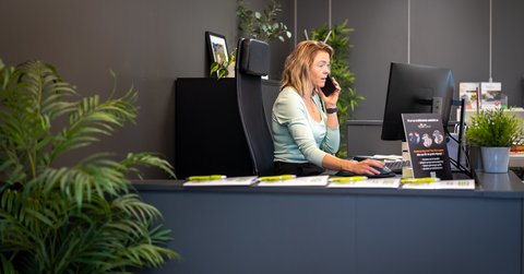 Kvinne på kontoret som er i samtale med en kunde